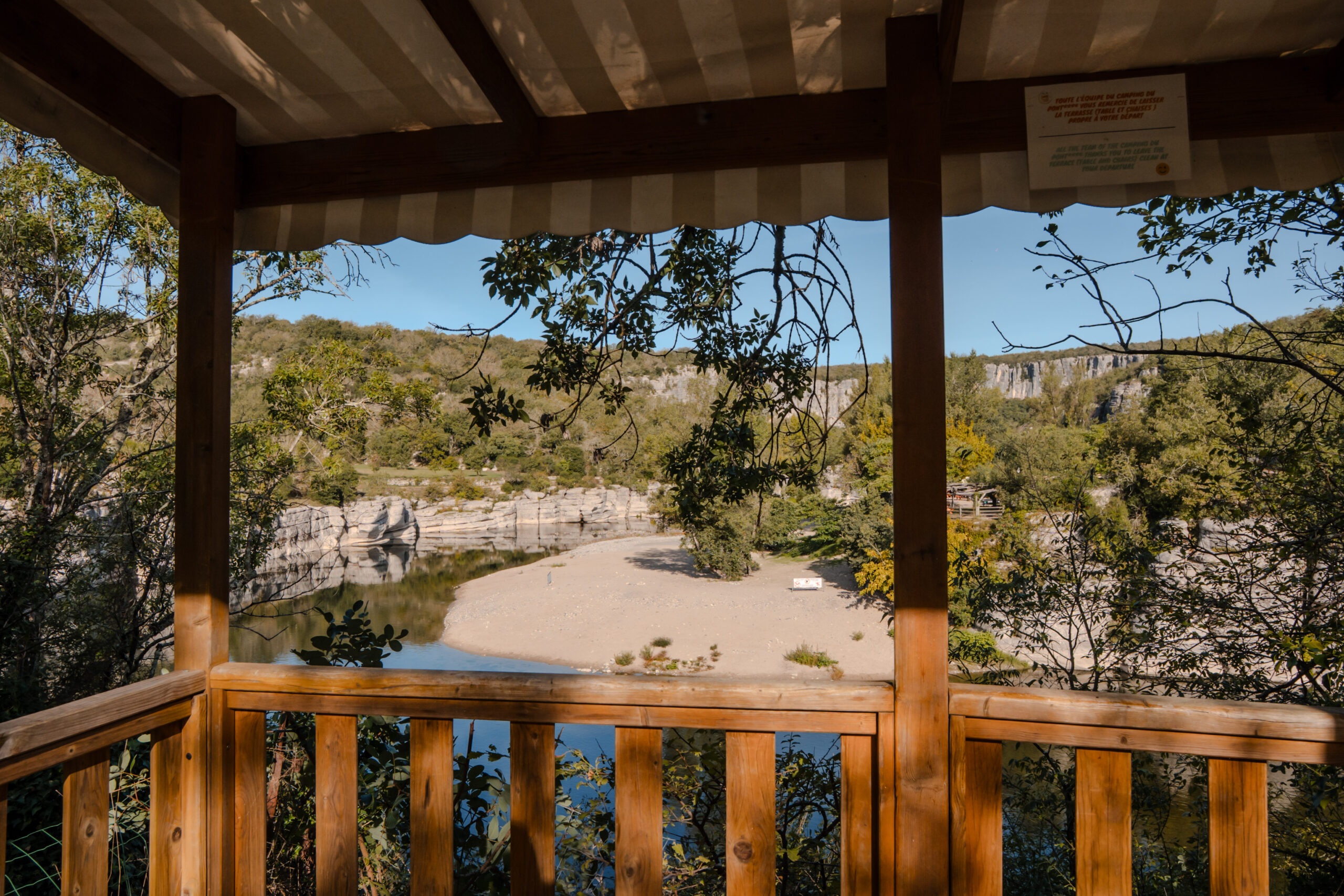 Camping 4 étoiles en bord de rivière en Ardèche à Ruoms