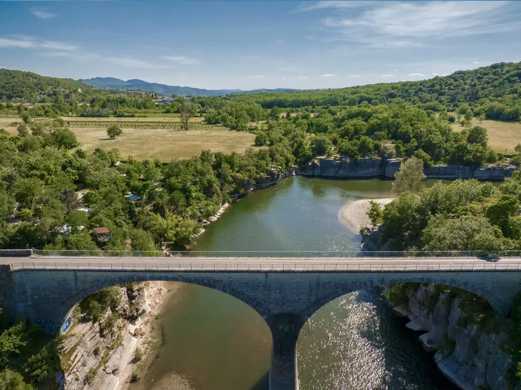 Camping du Pont Ardèche Vue aérienne de la rivière Ardèche le long du camping