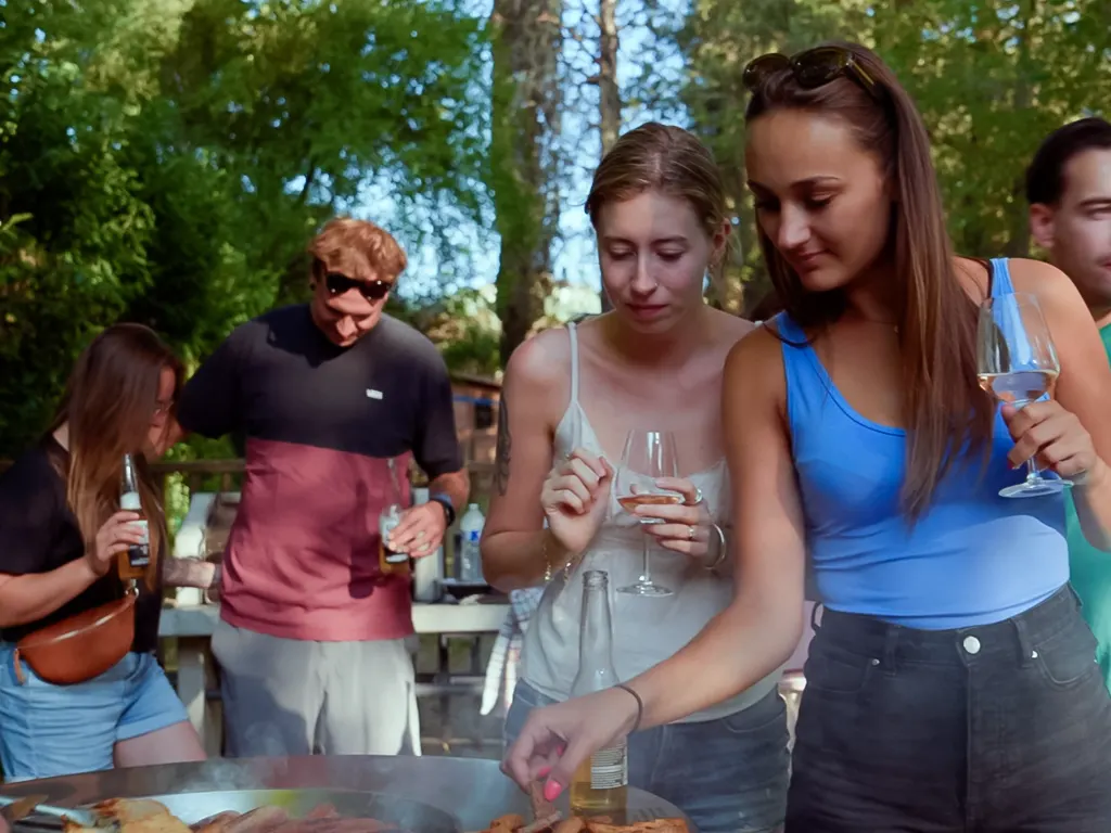 Camping du Pont Ardèche Apéritif entre amis au camping 4 étoiles en Ardèche