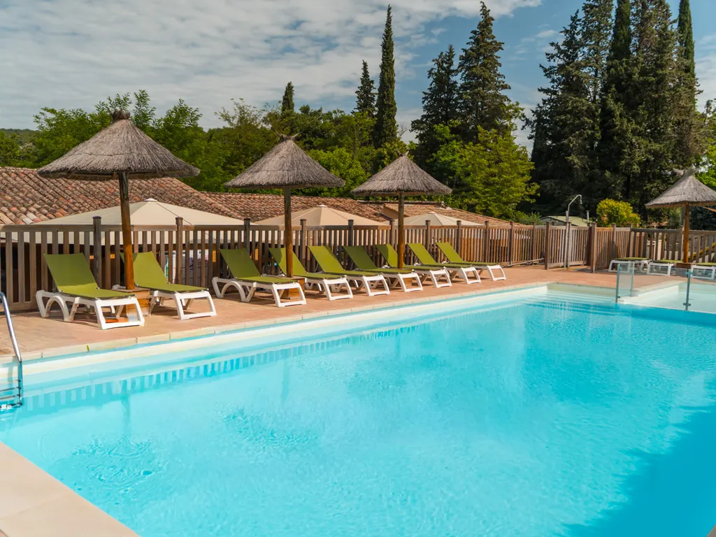 Bassin de la piscine chauffée du camping en Ardèche