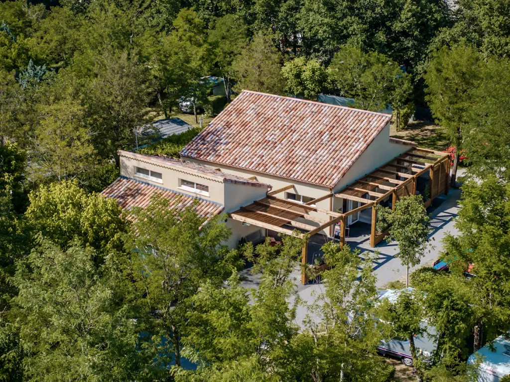 Luftaufnahme des Sanitärgebäudes des Campingplatzes