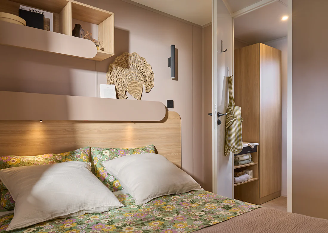 Chambre double avec rangements d’un mobil-home Bora