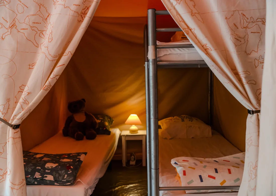 Chambre enfants d'une tente lodge nomade au Camping du Pont