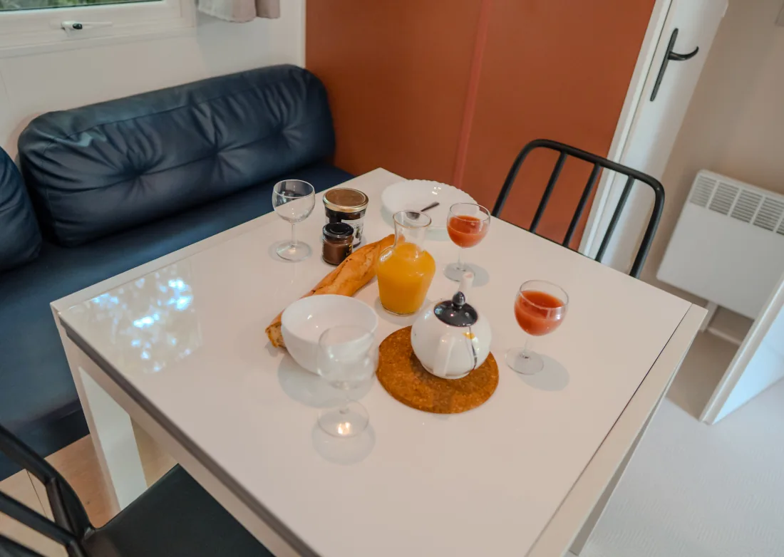 Coin repas d'un mobil-home Premium