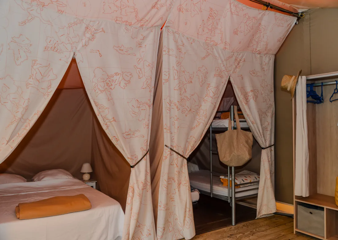 Espace couchage d'une tente lodge nomade en Ardèche