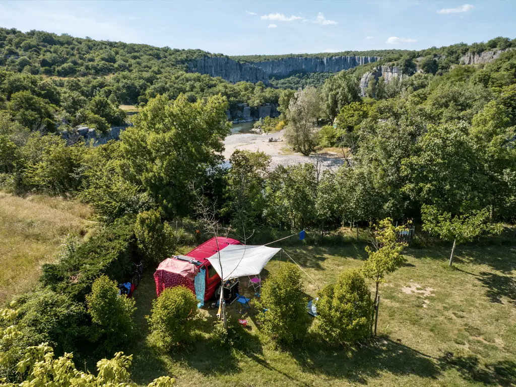 Camping du Pont Ardèche Emplacement de camping pour tente et caravane en Ardèche