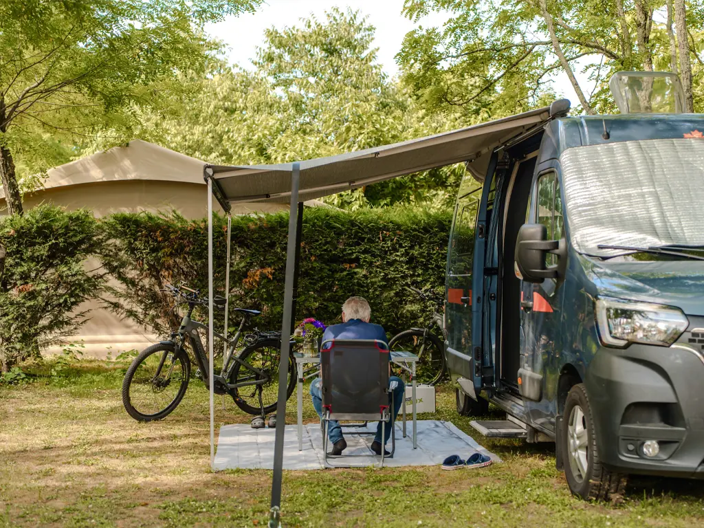 Camping du Pont Ardèche Emplacement de camping spacieux à Ruoms en Ardèche