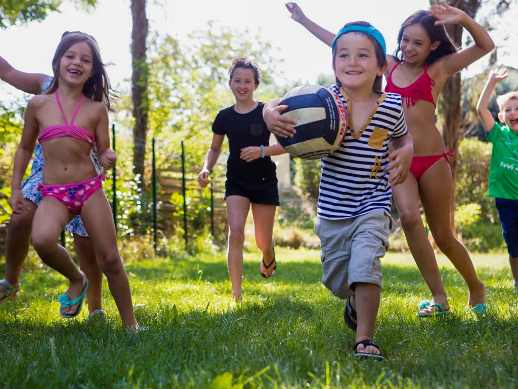 Camping du Pont Ardèche Enfants qui jouent au camping familial en Ardèche