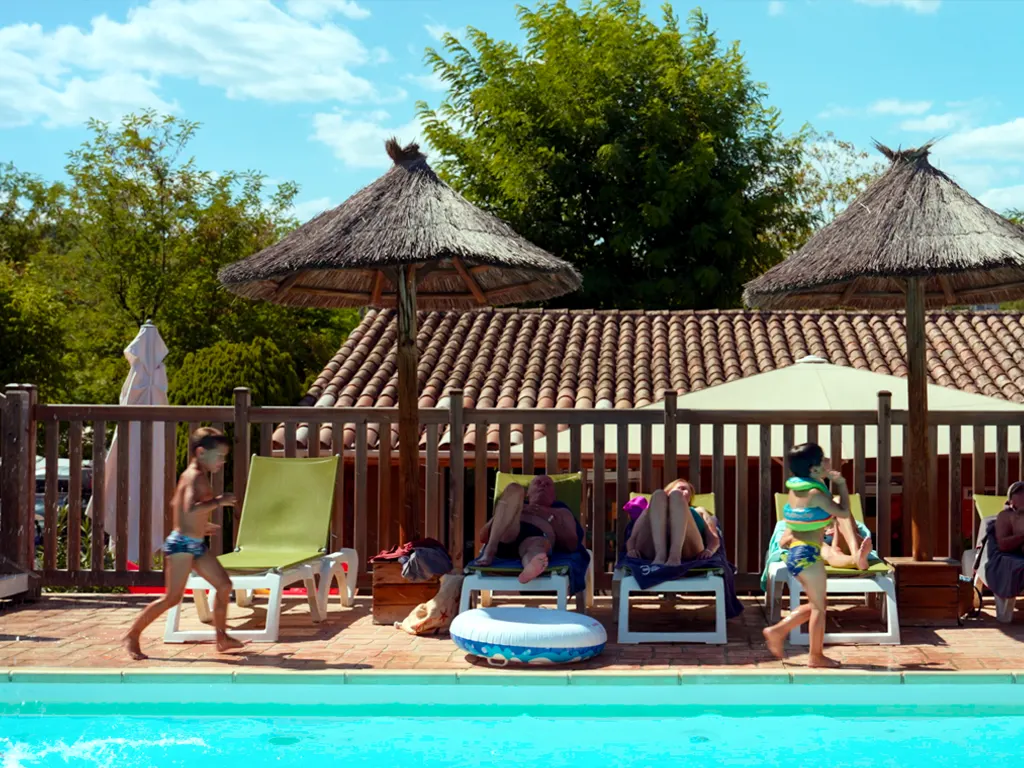 Enfants qui jouent à la piscine au Camping du Pont Ardèche
