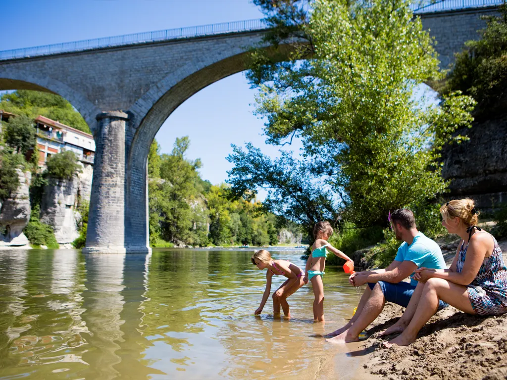 Famille au bord de la rivière à la plage privée du camping