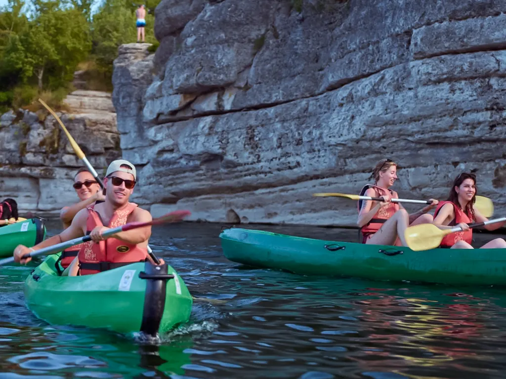 Canoë-kayak Sortie canoë-kayak en groupe dans les Gorges de l'Ardèche