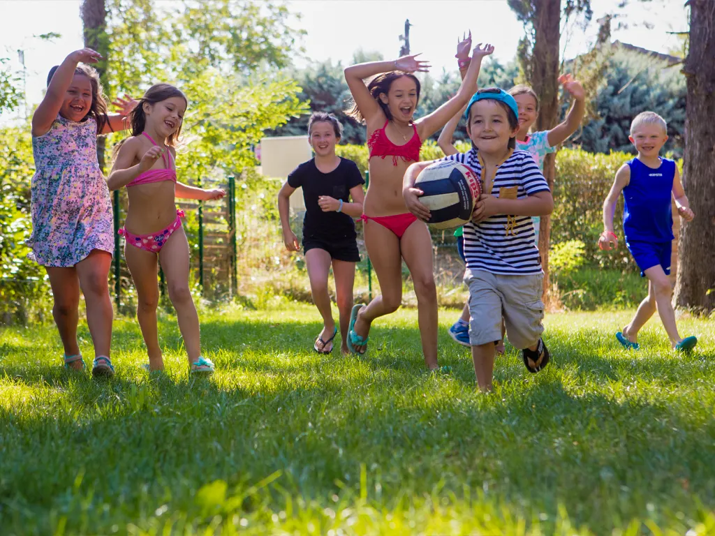 Enfants qui jouent en plein air