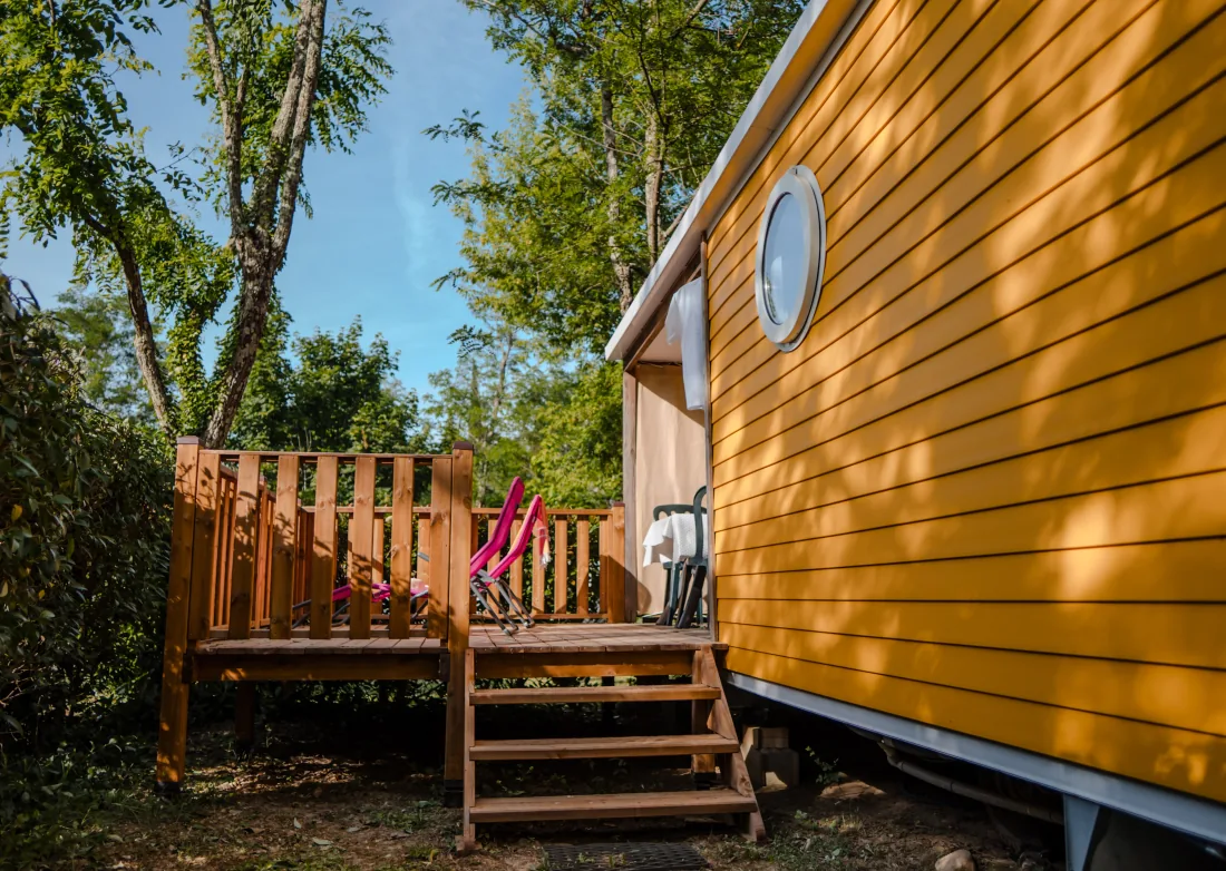 Terrasse d'un mobil-home First en Ardèche