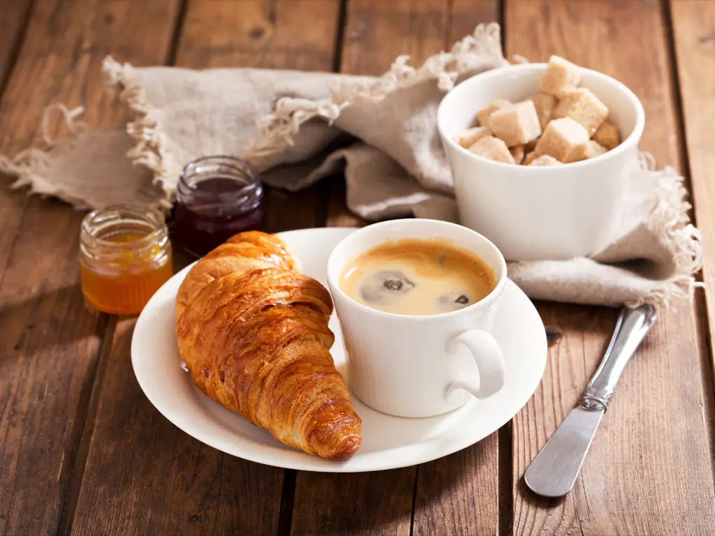 Petit-déjeuner servi au Camping du Pont en Ardèche