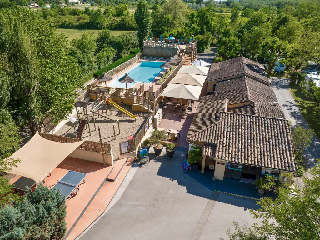 Luftaufnahme des Pools und des Restaurants des Campingplatzes