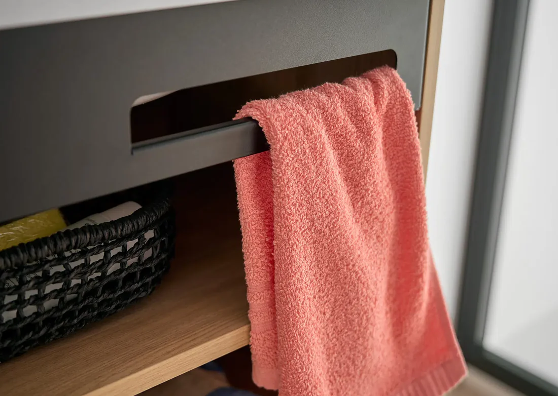 Porte-serviettes et rangements de la salle d’eau d’un mobil-home Iroise