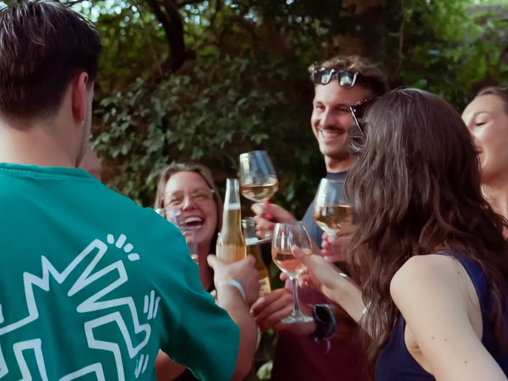 Camping du Pont Ardèche Soirée conviviale entre amis au camping