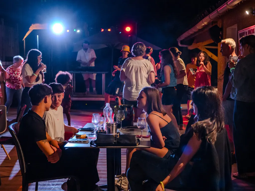 Soirée entre amis au restaurant du camping