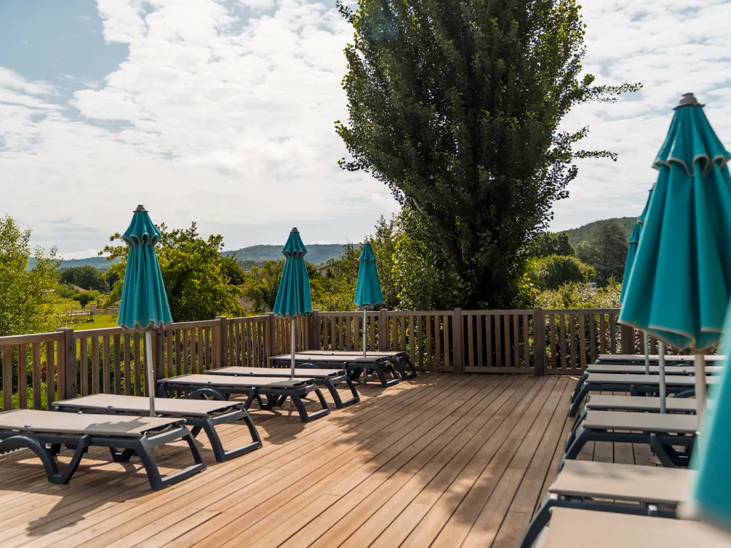 Solarium de la piscine avec vue sur le Cirque de Gens