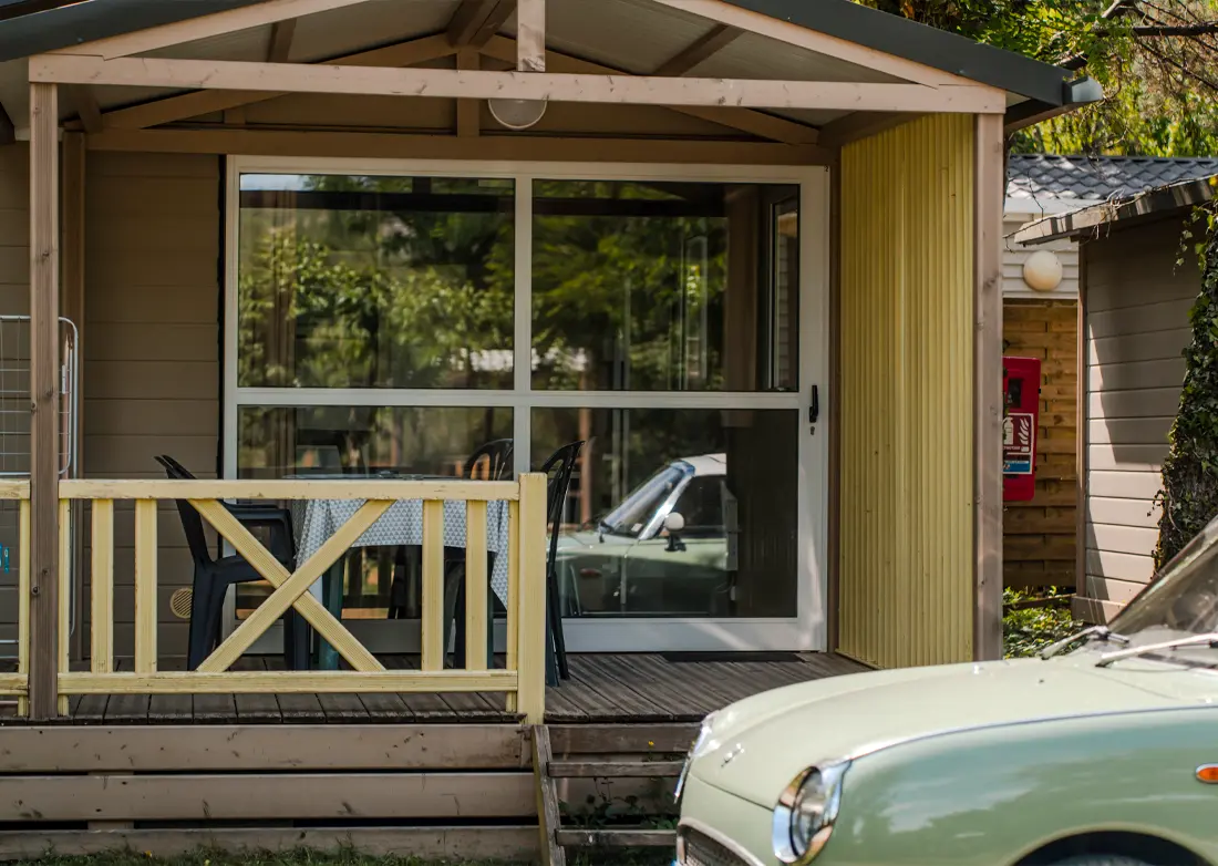 Terrasse d'un chalet en bois au Camping du Pont