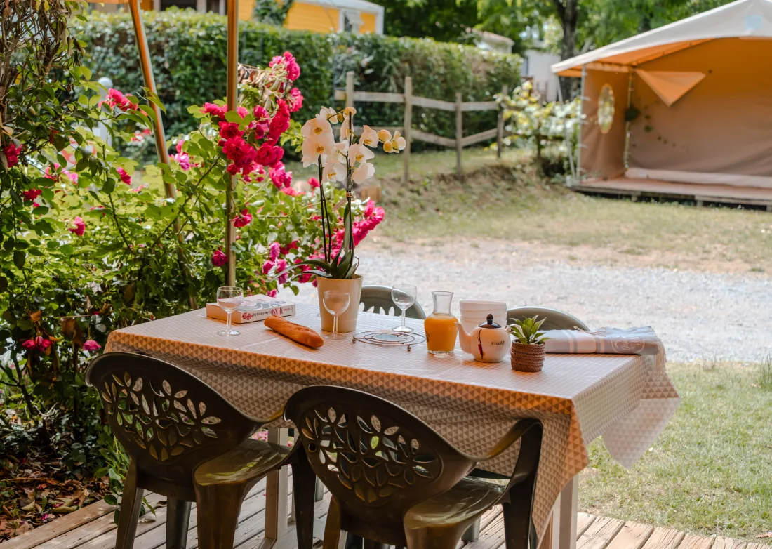Terrasse d'une tente lodge nomade au camping en Ardèche