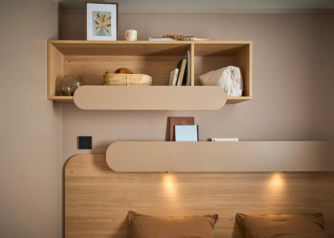 Tête de lit et étagères de la chambre d’un mobil-home Bora