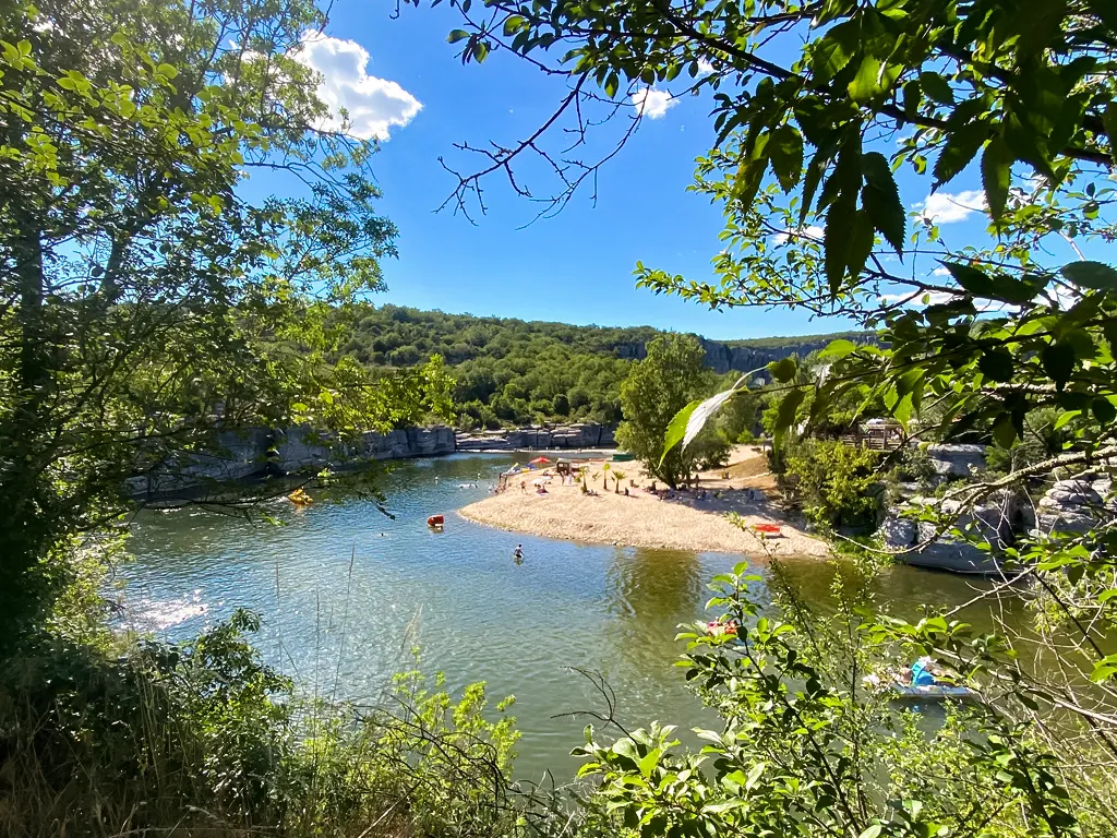 Plage privée de galets au bord de la rivière Ardèche